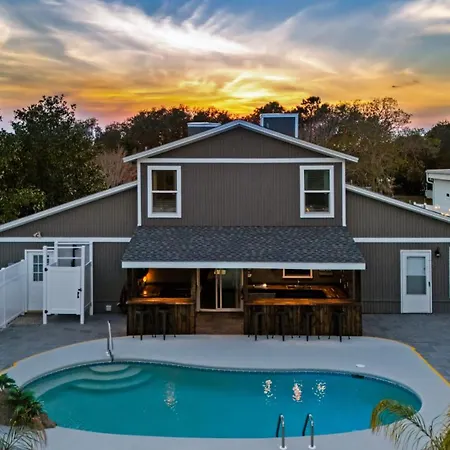 Villa Pcb Group-Friendly Duplex W Pool Backyard Lounge 2 Kitchens